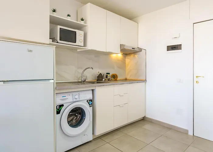 Suntower - Seaviews & Pool - Next To Apartman Arona